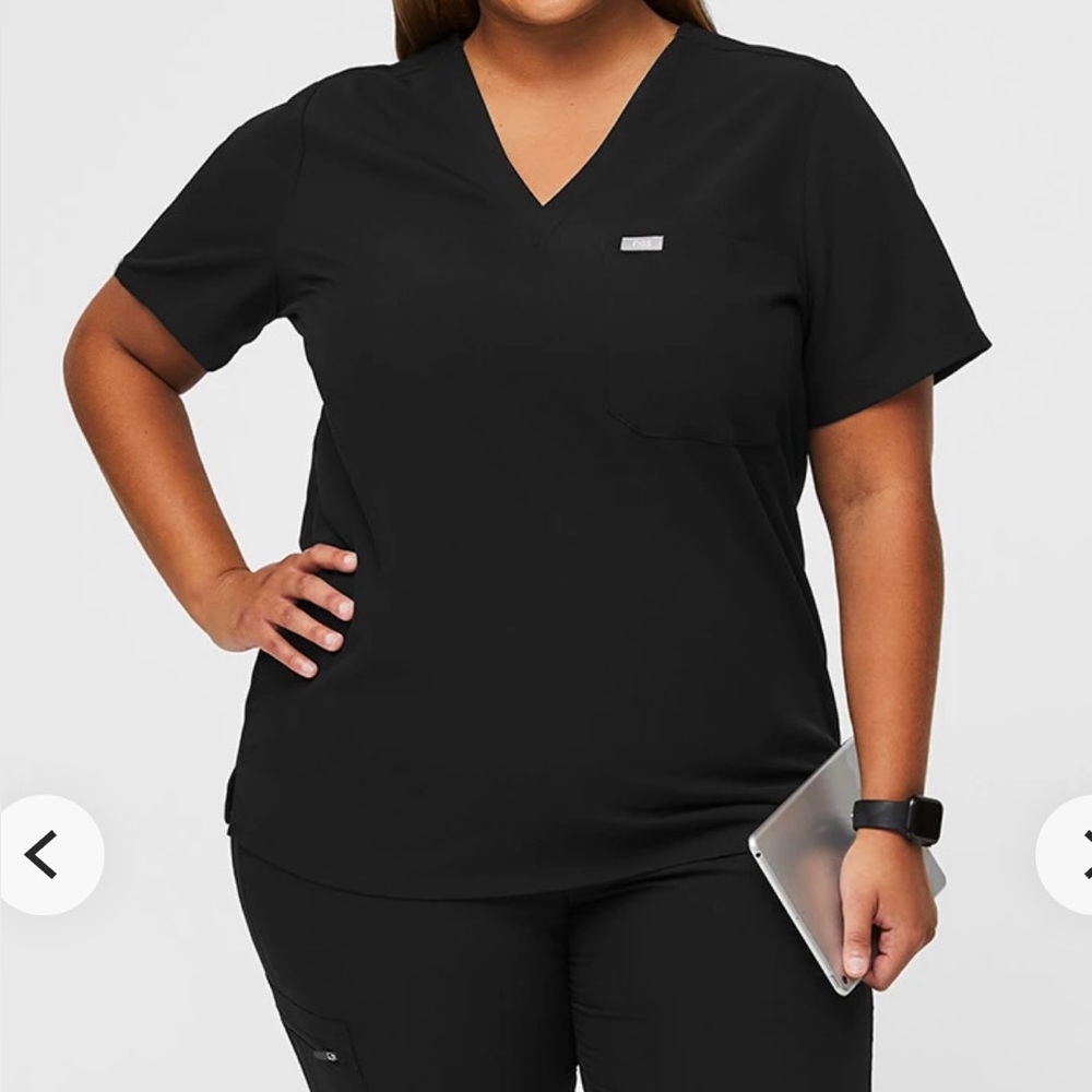 Figs Women's Black Jogger Scrub Set